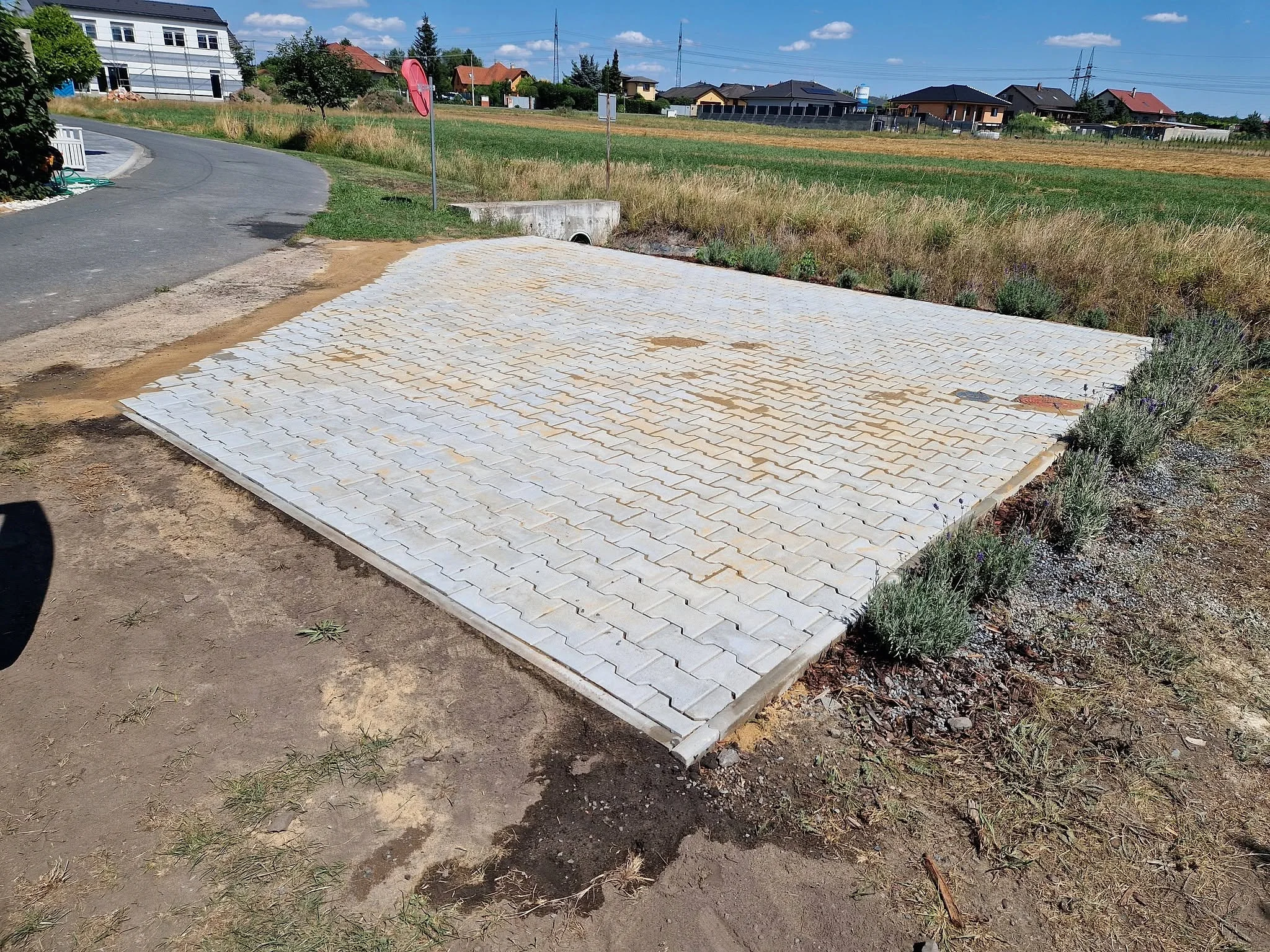 Dokončená plocha ze zámkové dlažby u příjezdové cesty