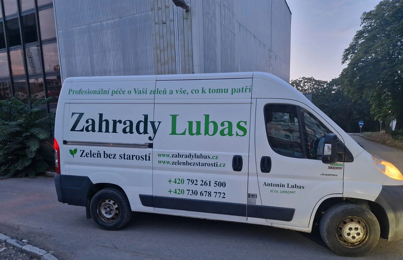 Dodávka Zahrady Lubas s polepem, kontakty a logem