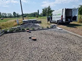 Kačírková plocha s betonovými obrubníky a výsadbou levandulí