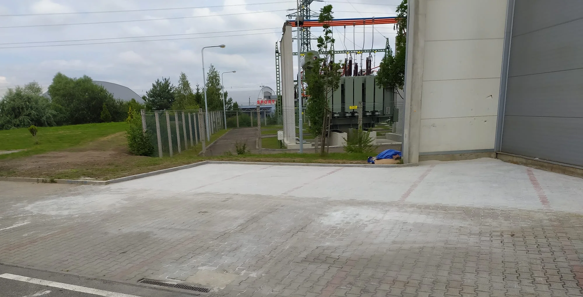 Zpevněná plocha a zámková dlažba ve výrobním areálu